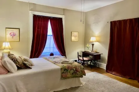 Historic 1884 Victorian Downstairs Unit. Walk to everything! Close to elk!