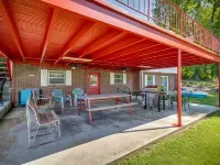 Gordon's Grandview Lakehouse beautiful year round in every season. Hotels in Roane County