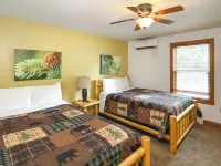 Boulderview Lodge, near JFBB with private mountain views, hot tub, and fireplace