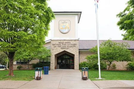 Riverfront Cabin~Firepit~Private Boat Ramp w/ river access~Dog-Friendly! Отели в г. Джеймстаун