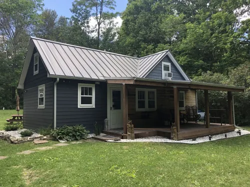 Cozy cottage with firepit, in walking distance to beach and the town!