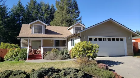 Comfy Spacious Home, Minutes to Beaches, King Bed, Sleeps 9, WiFi, Dog friendly