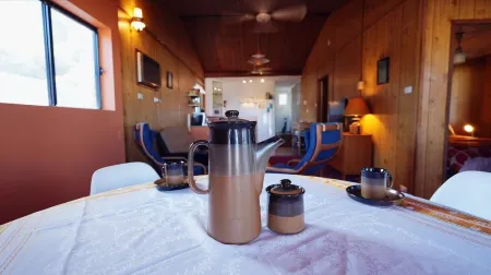 Cute retro-themed beach shack - 5 mins from the sea Отели в г. Ардросан