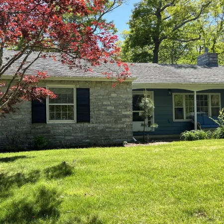 Sunny Vineyard Getaway Close to Everything Steps from Sound Clean and Comfy