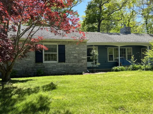 Sunny Vineyard Getaway Close to Everything Steps from Sound Clean and Comfy