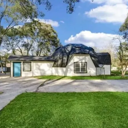 Lake Conroe Dome Home - 1.5 miles to Lake Conroe. Pet Friendly.