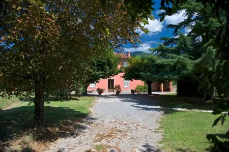 Peace, relaxation and privacy in the Lucca countryside. Swimming pool and air conditioning. Отели рядом с достопримечательностью «Parrocchia Dei Ss. Maria Assunta e Jacopo Maggiore di Lammari»