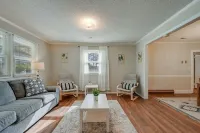 Family Friendly House with GAME ROOM in Heart of Winterville!