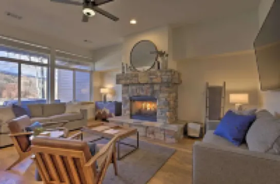 Luxury Town Home+Hot Tub! Mountain View, River/Lake front, close to Ski Resorts