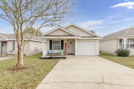 Cozy Hideaway! Spacious and Centrally Located. Pet Friendly!