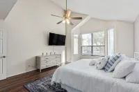 4 Bedroom Incredible Backyard with Pool! Tillys附近的飯店