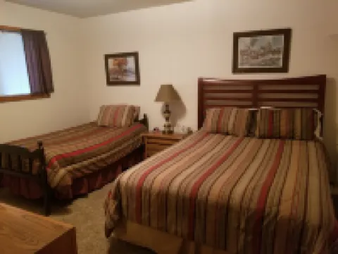 FOUR TOES MOUNTAIN LODGE nestled in the Sangre de Cristo Mtns/Ski/Hike/Fish/Hunt Hotels in Eagle Nest