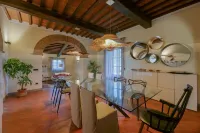 Design villa with large swimming pool in the heart of the Tuscan countryside