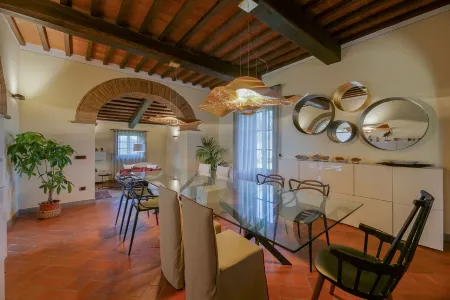 Design villa with large swimming pool in the heart of the Tuscan countryside