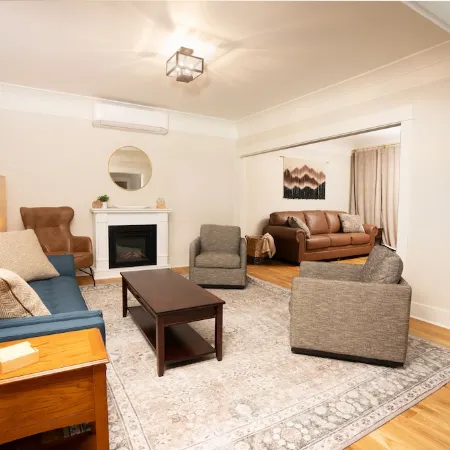 The Vintage Hideaway! Bright apartment, private yard and Starlink internet!