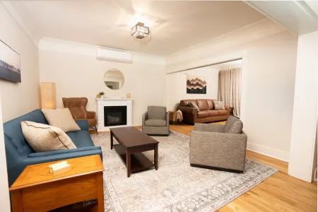 The Vintage Hideaway! Bright apartment, private yard and Starlink internet! Отели рядом с достопримечательностью «Парк Тилликум»