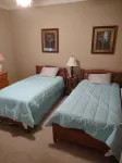 Classic Comfortable Condo, 3/2, Wifi, Pool, Location, OWA, Sports-plex, Shopping
