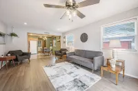 Red Star Cottage on Mawby Lake: Sandy Beach- Kayaks/Paddle Boat/Row Boat