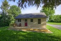 The Willow Street Cottage / Close to Willow Valley / 2 Bed / 1 Bath Hotels near Tudbink's Farm