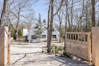 Iconic  Charles Moore Springs home with dock and our home is pet-friendly 폴리 트리 아버리텀 주변 호텔
