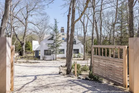Iconic  Charles Moore Springs home with dock and our home is pet-friendly Отели в г. Спрингс