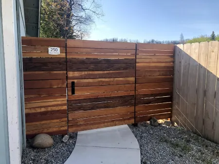 River Retreat Luxury King Studio with Jacuzzi bath, Kitchen, near river. Отели рядом с достопримечательностью «McConnell Arboretum & Botanical Gardens»