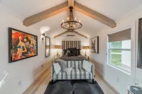 Glamping in Spicewood TX Hill Country~ Cabin 1 The Madison at Green Acres - Chalets