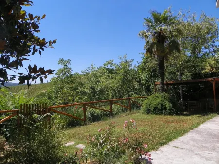 Cocconato: detached house with private garden and views