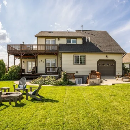 Large home w/ hot tub, cinema, bar/game room