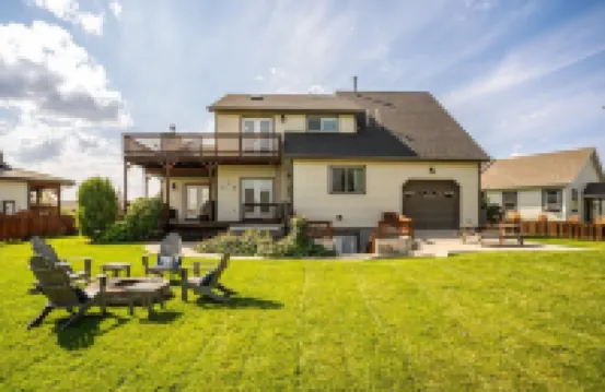 Large home w/ hot tub, cinema, bar/game room