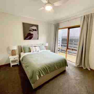 Stylish Coastal Hamptons home, 5 mins from Metung Village Rooms