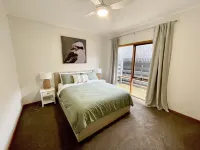 Stylish Coastal Hamptons home, 5 mins from Metung Village Hotels in Metung