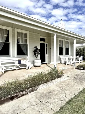 Beachfront cottage with ocean views - only 5 mins from shops and cafes