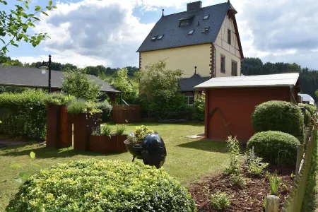 Holiday apartment "Falkennest" - living in a listed roof structure Отели в г. Дхронеккен