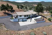 Country Feel with Stunning Views Hotels near The Painted Turtle Lake Hughes