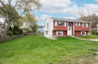 Spacious Summer Rental in Bonnet Shores/Narragansett, RI. Close to area beaches.