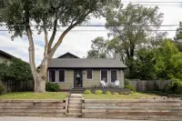 Peaceful Cottage/Private Parking & Backyard/Strong WiFi/Walk to Sheridan Beach!