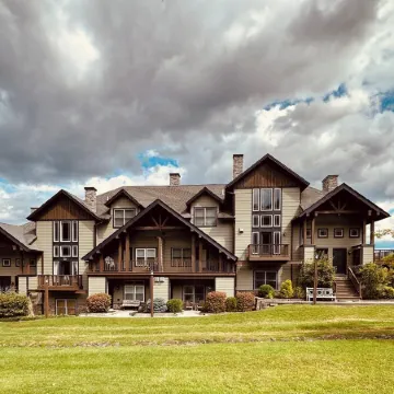 LOCATION! LOCATION!LOCATION! Luxurious Ski In/Out Jet-Set Condo NEWLY RENOVATED