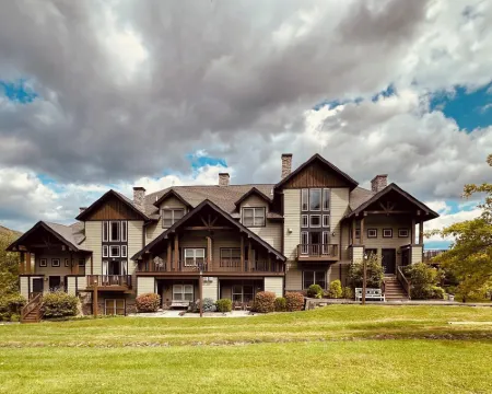 LOCATION! LOCATION!LOCATION! Luxurious Ski In/Out Jet-Set Condo NEWLY RENOVATED 亨特酒店