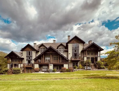 LOCATION! LOCATION!LOCATION! Luxurious Ski In/Out Jet-Set Condo NEWLY RENOVATED Hotel di 