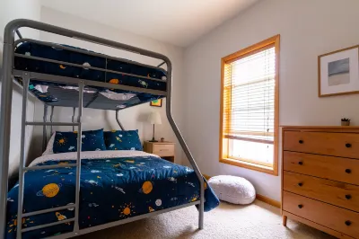 Charming Family Friendly Mountain Home, Minutes to Skiing & Downtown GWS!