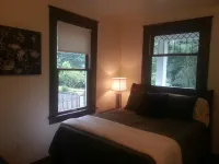 Craftsman Duplex in Old Town Issaquah - Free Wi-Fi Hotels in Issaquah