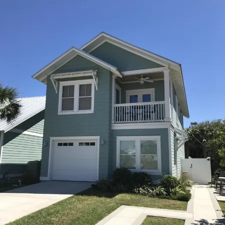 Modern 2B Carriage House 300' from the beach, walk to restaurants, sleeps 4