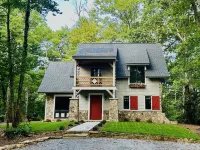 NEW LOG HOME in Hendersonville with fireplace, fire pit and Hot Tub