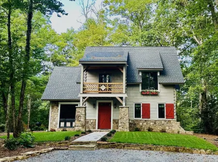 NEW LOG HOME in Hendersonville with fireplace, fire pit and Hot Tub