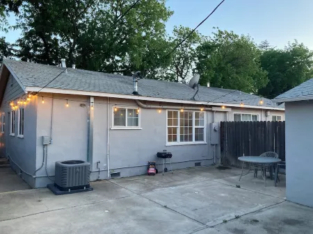 Charming Bright Home Near Dr Hospital & Shopping - Extra Comfy Beds and Couch