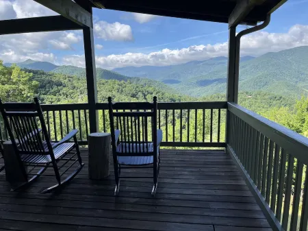 Million Dollar views from 360 wrap-around porch Отели рядом с достопримечательностью «Блу-Ридж-Паркуэй»