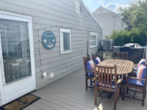 Delightful 2-Bedroom Beach Cottage in OBIII