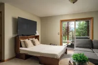 Purple Mountain Chalet - Hot Tub! - Views! - Playground! - Gameroom!