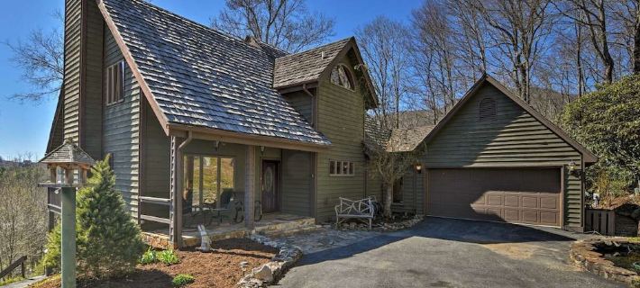Beautiful Cabin - Hot Tub & Mtn views - 2 min to Banner Elk & 10 min to ski! Hotels in Avery County